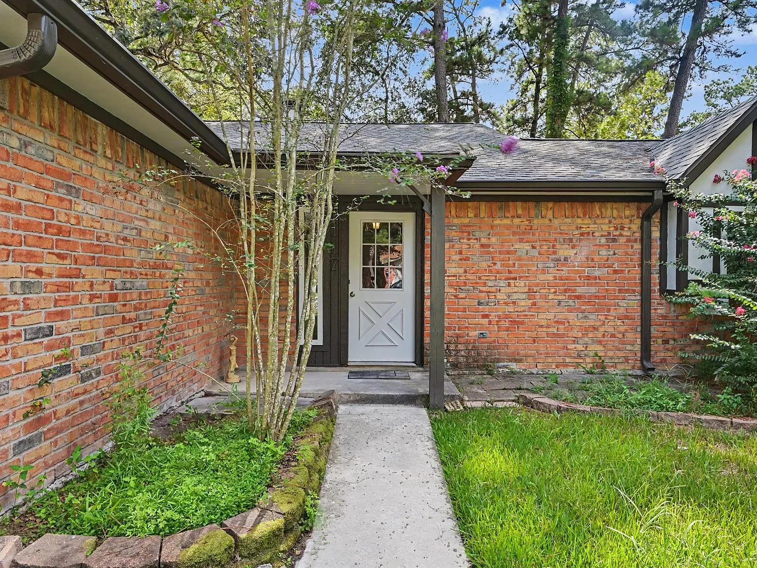 3 bed, 2.0 bath, 1526 sqft, $2,100 — Photo 2
