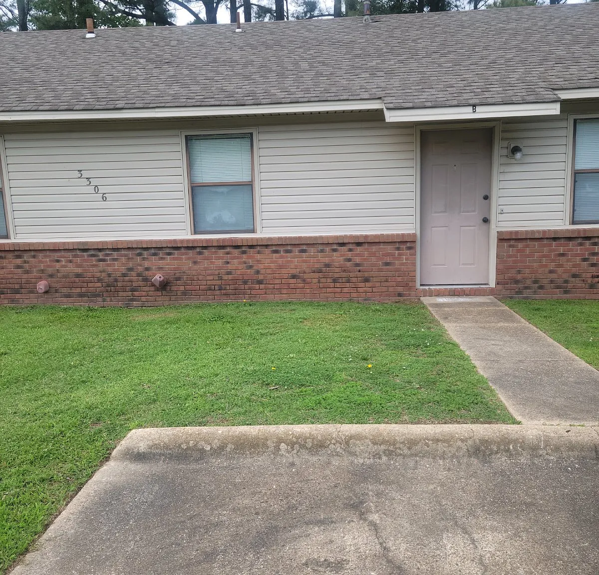 2 bed, 1.0 bath, 820 sqft, $700 — Photo 1