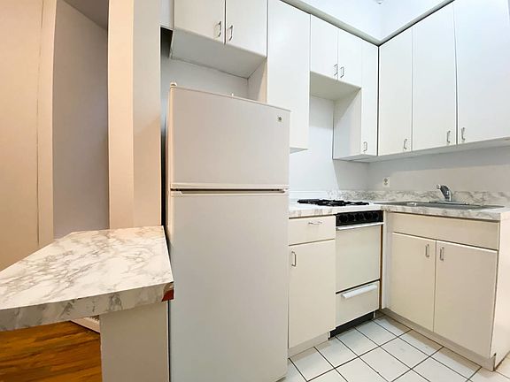 3rd image of 218 E 85th St #1WR