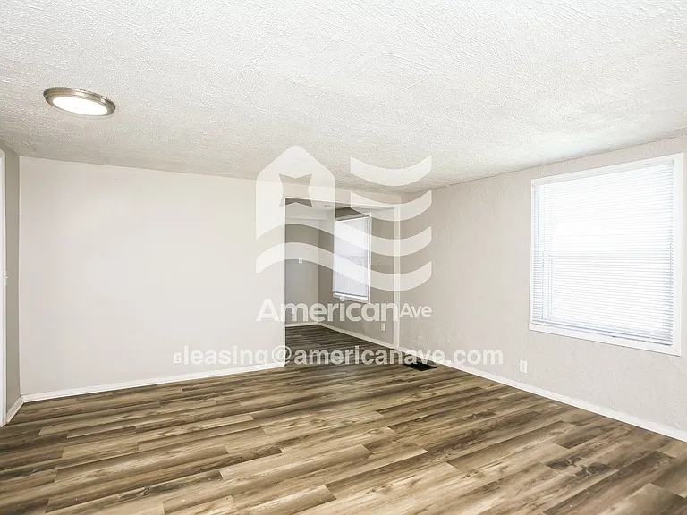 1681817_004_living_room_12742516.jpg