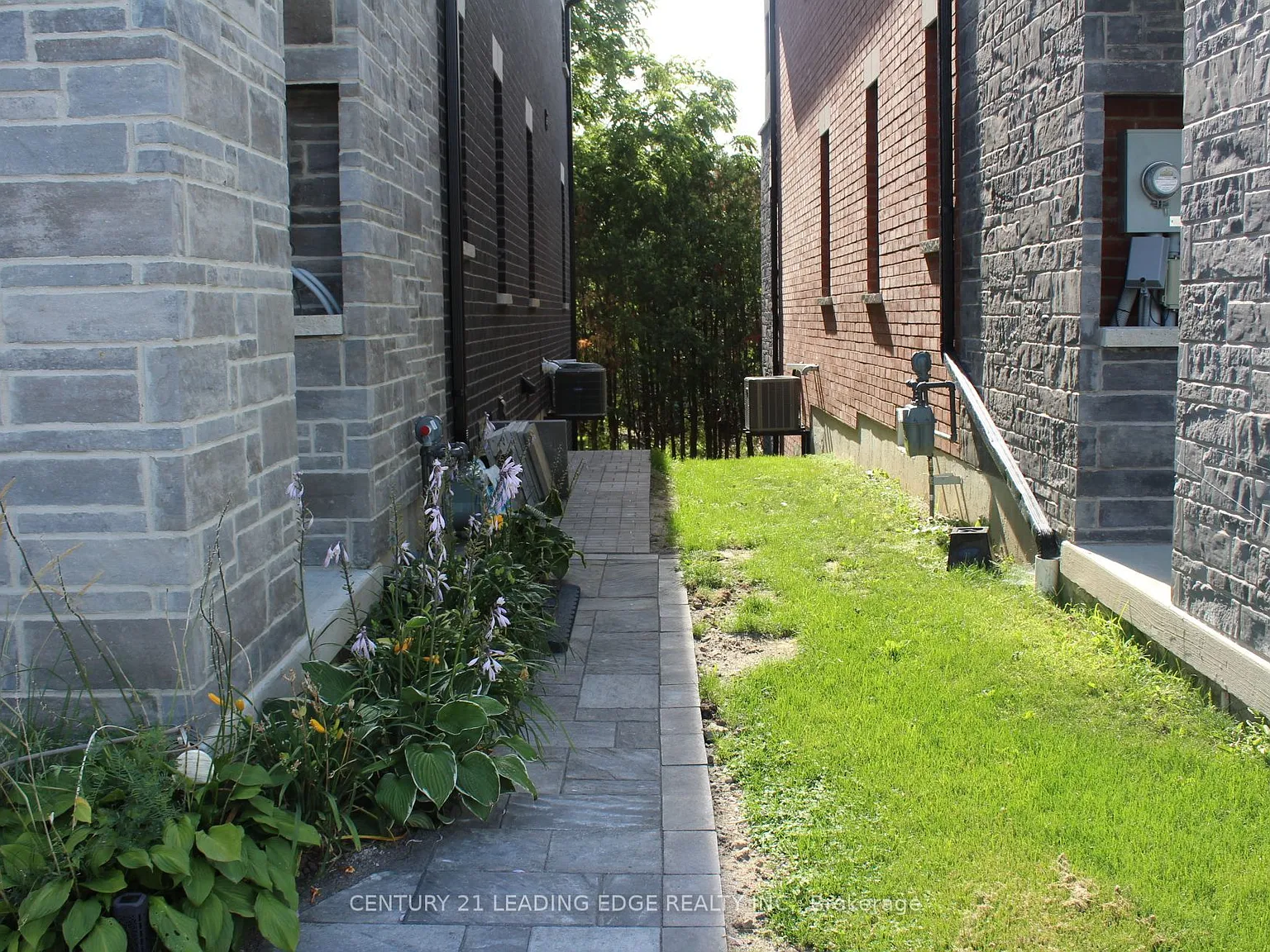 3 bed, $2,000 — Photo 2
