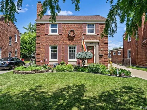 1922 Van Antwerp St, Grosse Pointe Woods, MI 48236