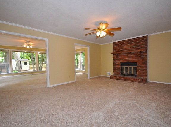 3rd image of 3816 Villa Ct