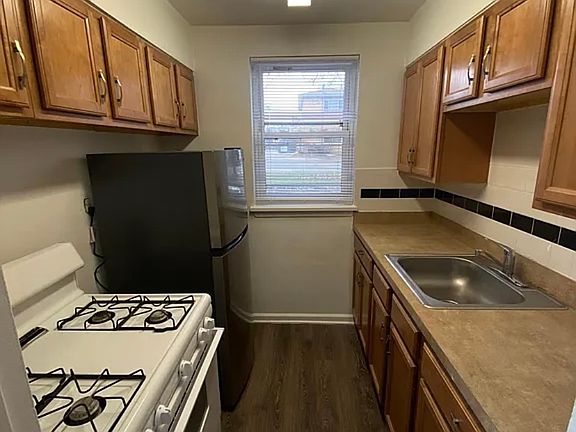 4th image of 231 E 244th St #B005
