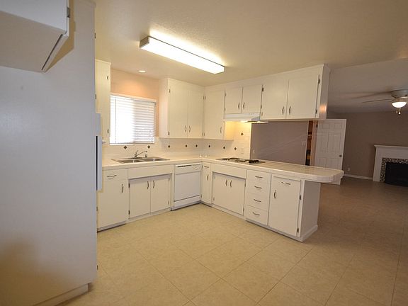 3rd image of 415 Shasta Dr