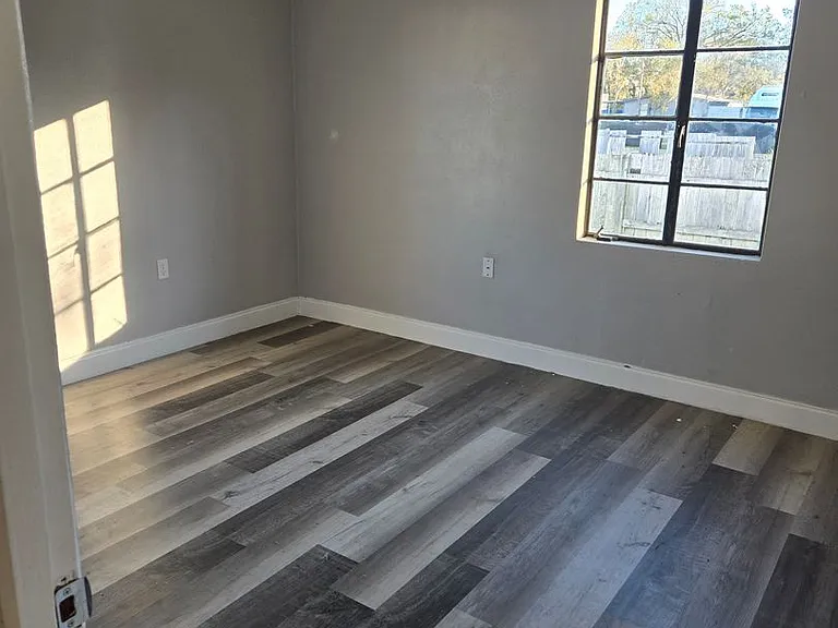 4352 6th St — Photo 3