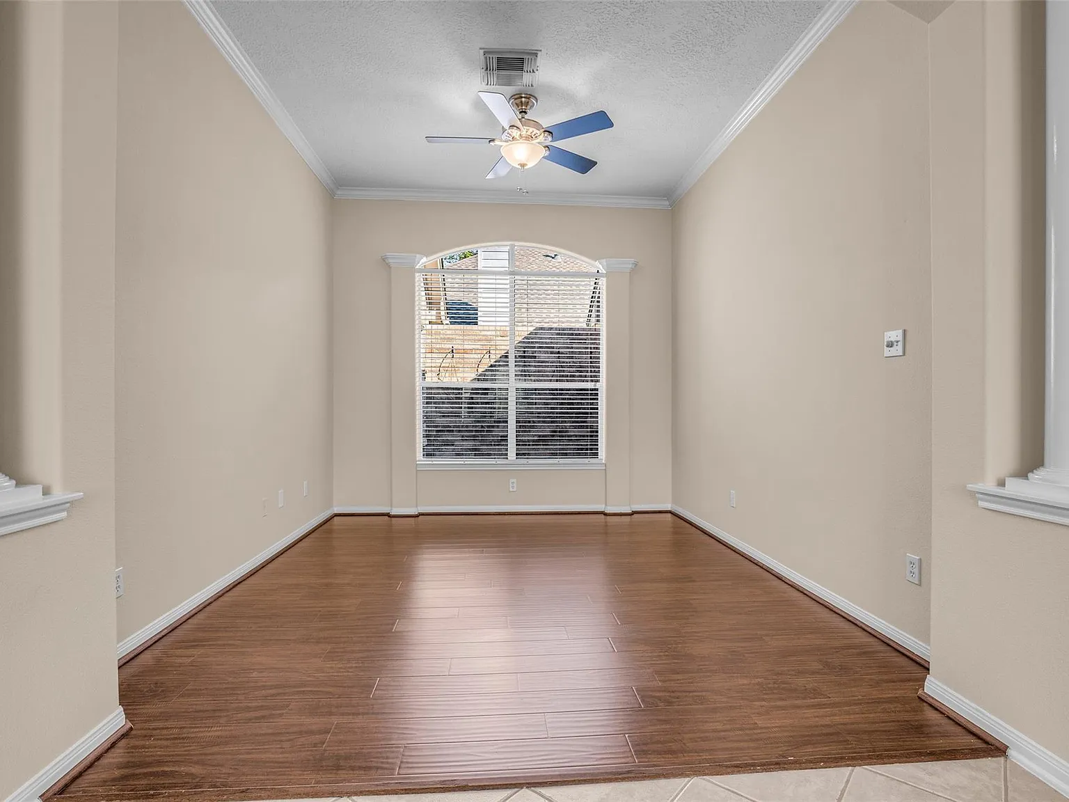 3 bed, 2.0 bath, 2261 sqft, $3,000 — Photo 4