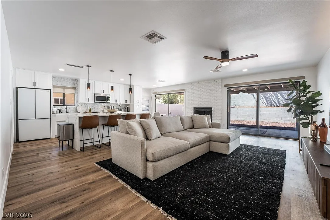 3 bed, 2.0 bath, 1404 sqft, $3,300 — Photo 2