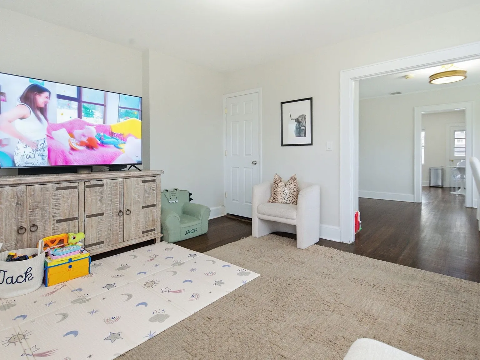 3 bed, 2.0 bath, 1700 sqft, $4,500 — Photo 3