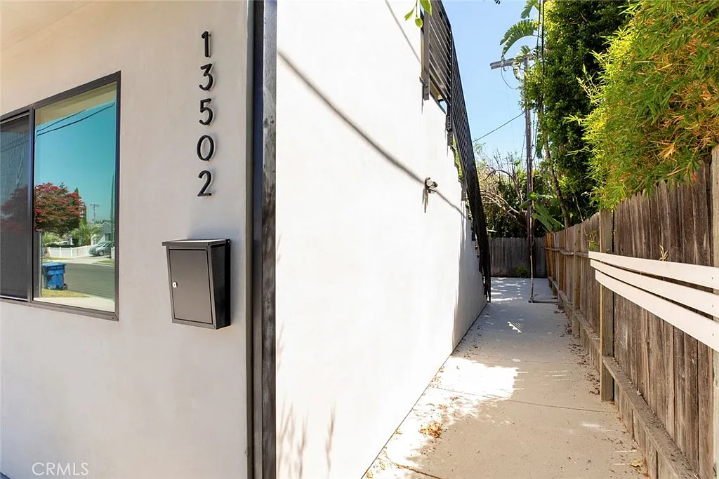 2 bed, 890 sqft, $3,500 — Photo 3