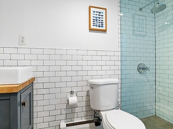 4th image of 335 Macon St #1G