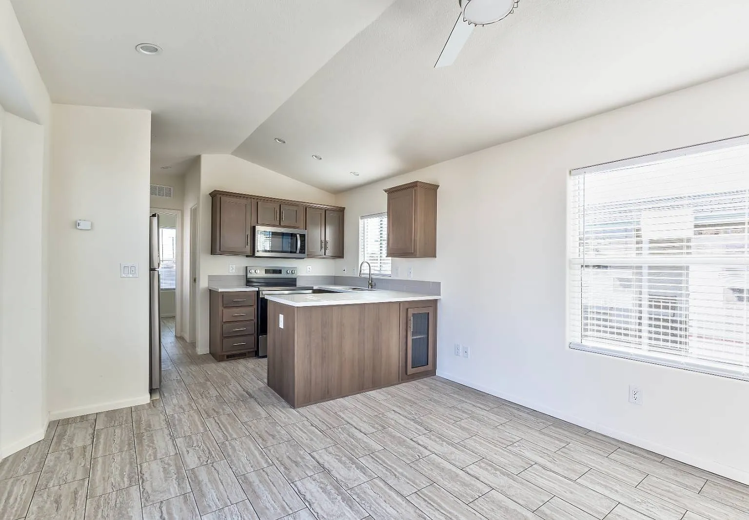 1 bed, 1.0 bath, 396 sqft, $1,250 — Photo 3