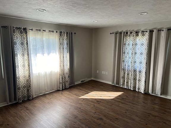 3rd image of 905 Flat River Ct NE