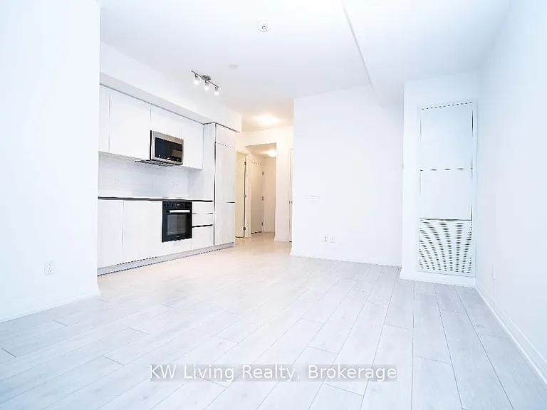 400 King St W #523 — Photo 7