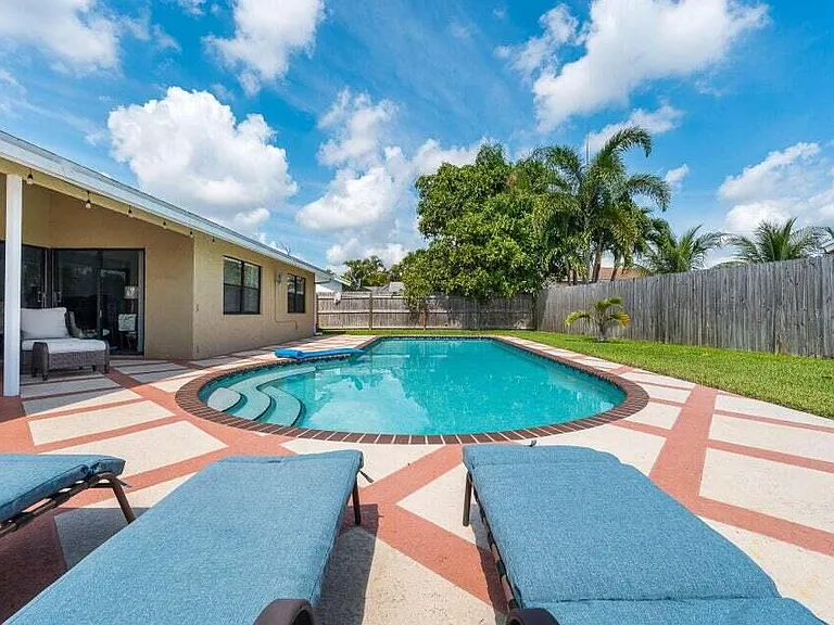 9102 Bedford Dr — Photo 2