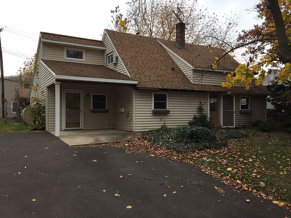 2nd image of 12 Rose Arbor Ln