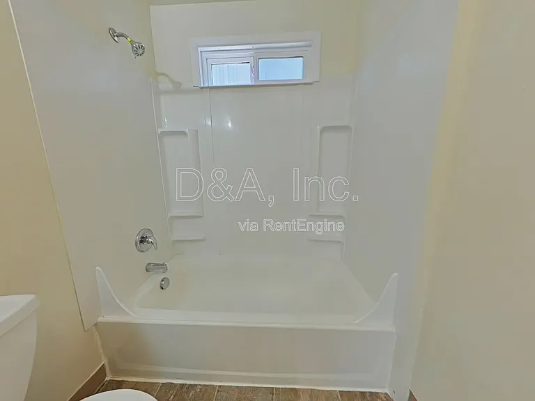 555 NW Kings Blvd #1 — Photo 6