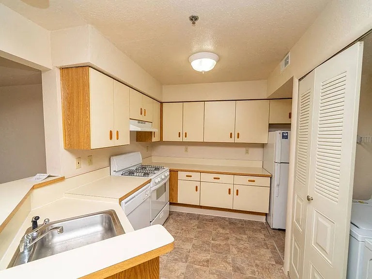 Windmill Lakes Apartments — Photo 44