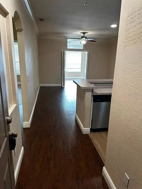 2 bed, 1.0 bath, 890 sqft, $1,495 — Photo 2