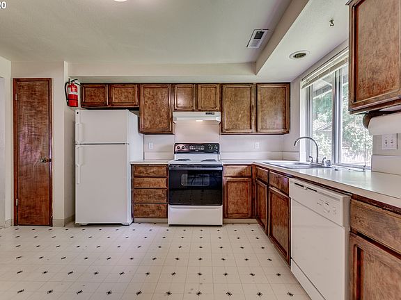 5th image of 421 NW 82nd St