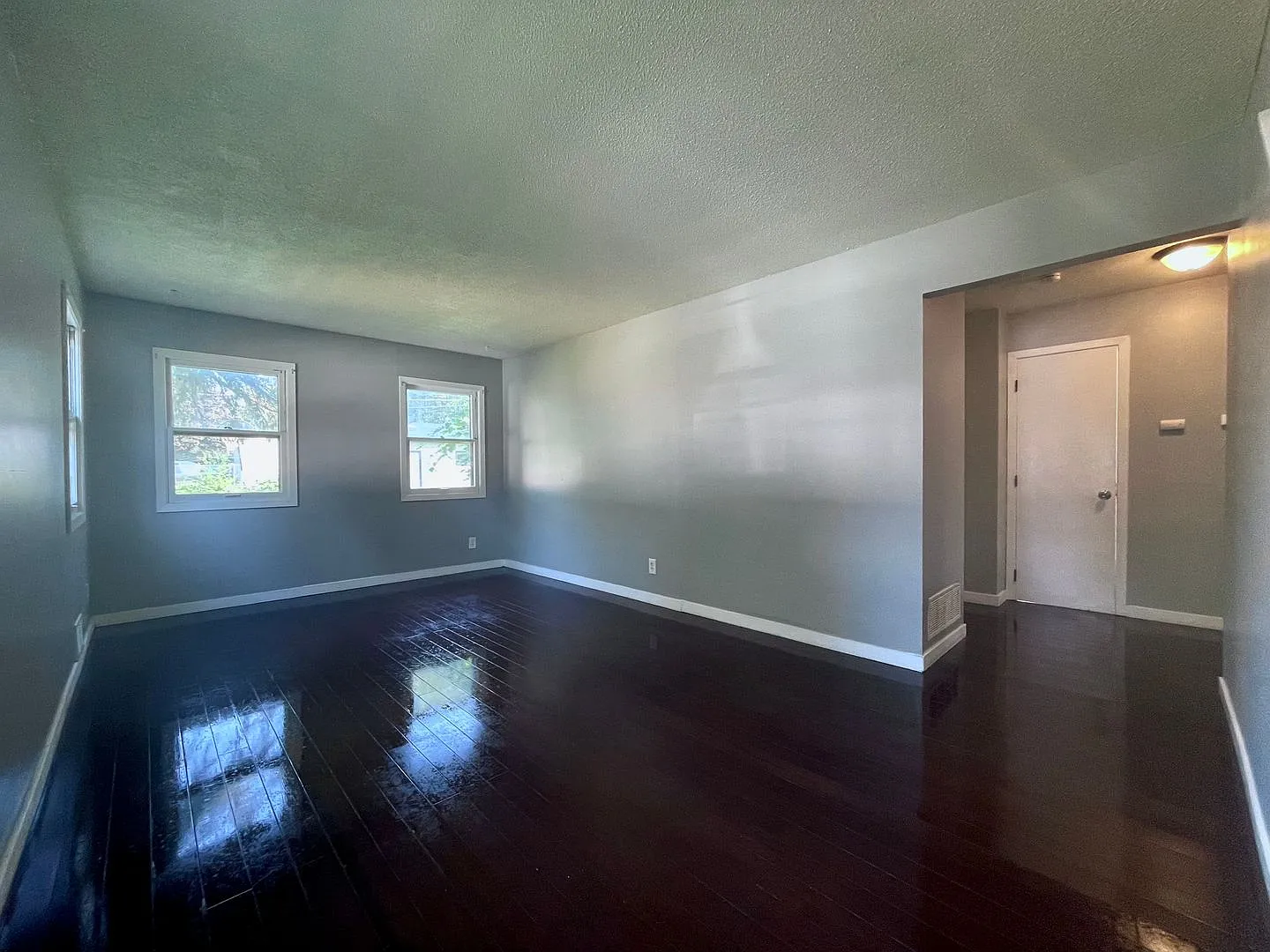 Beautiful 6 bedroom/ 2 bathroom house — Photo 2