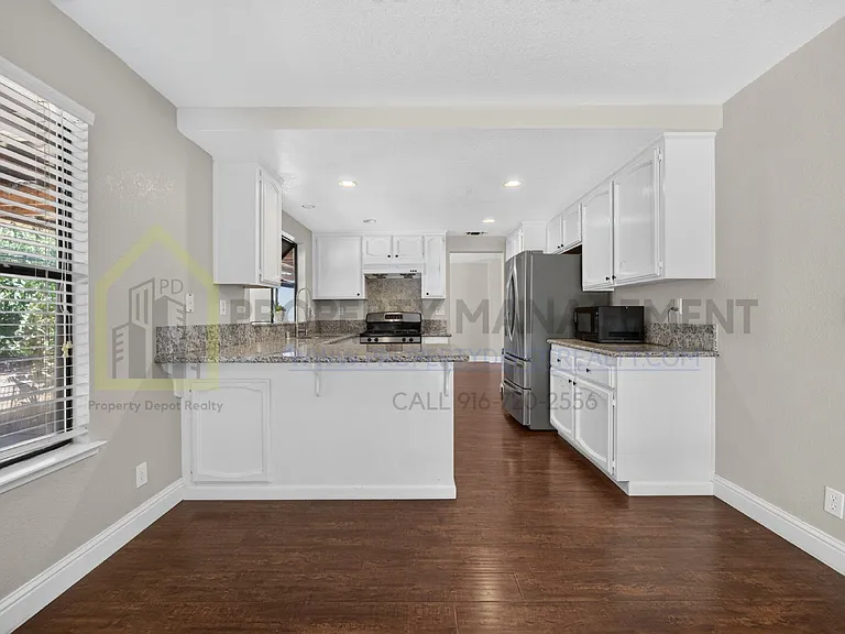 8779 Brittany Park Dr — Photo 20
