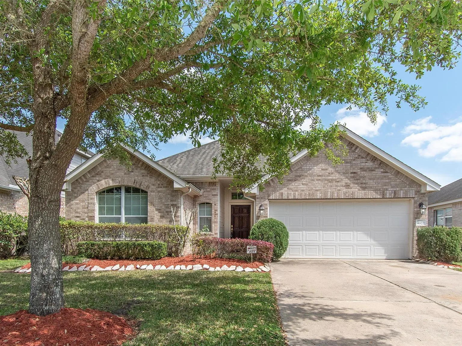3 bed, 2.0 bath, 1855 sqft, $2,100 — Photo 2