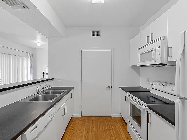 Green Spring Apartments — Photo 28