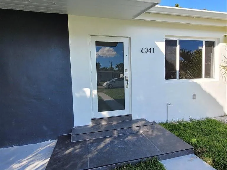 6041 SW 17th St — Photo 2