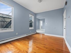 46 E 14th St