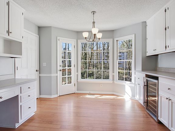 5th image of 215 Softwood Cir
