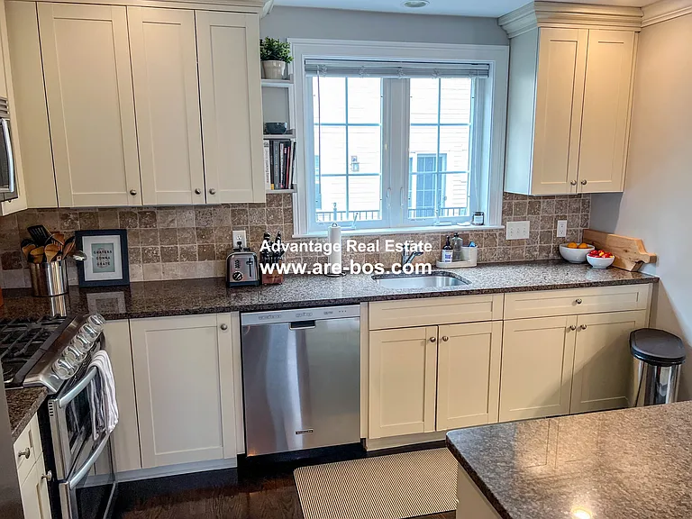77 Dresser St — Photo 9
