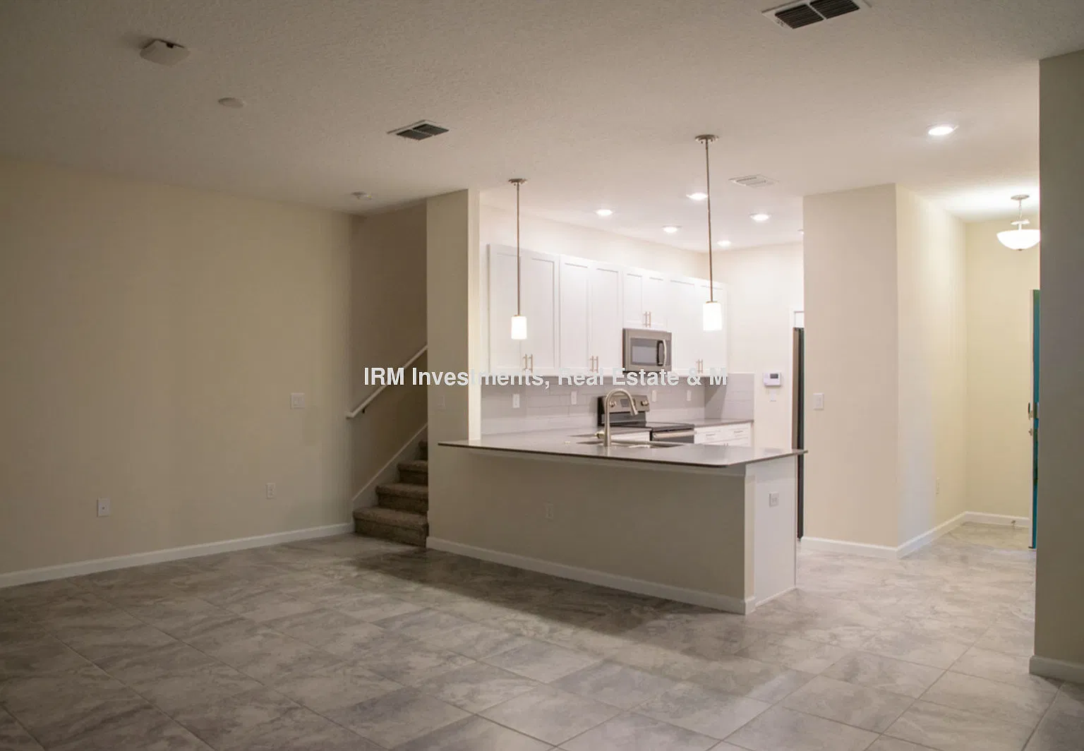 3 bed 2.5 bath townhome 2 car garage — Photo 2