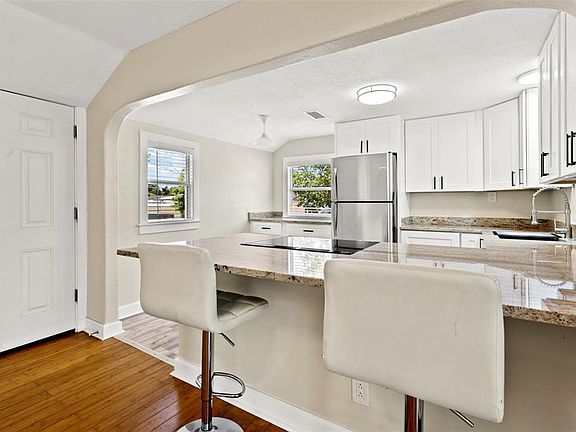 5th image of 111 1/2 12th Ave N