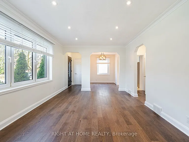 154 Martin Grove Rd — Photo 10