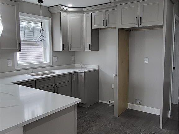 4th image of 731 Potters Ave