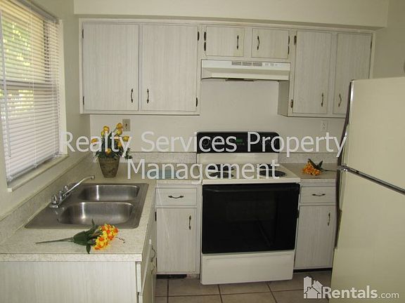 4th image of 3824 Desoto Ave