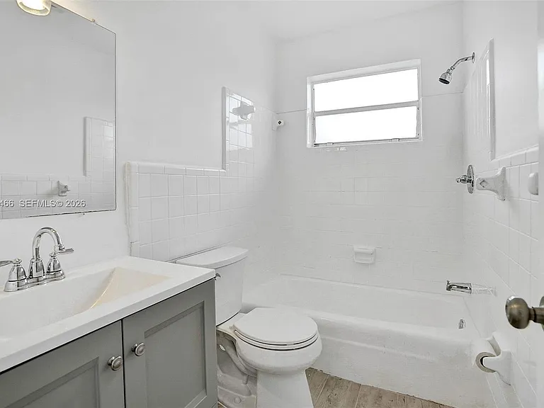 114 SE 8th St #105 — Photo 18
