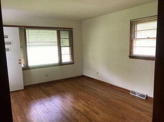5th image of 615 Holly St