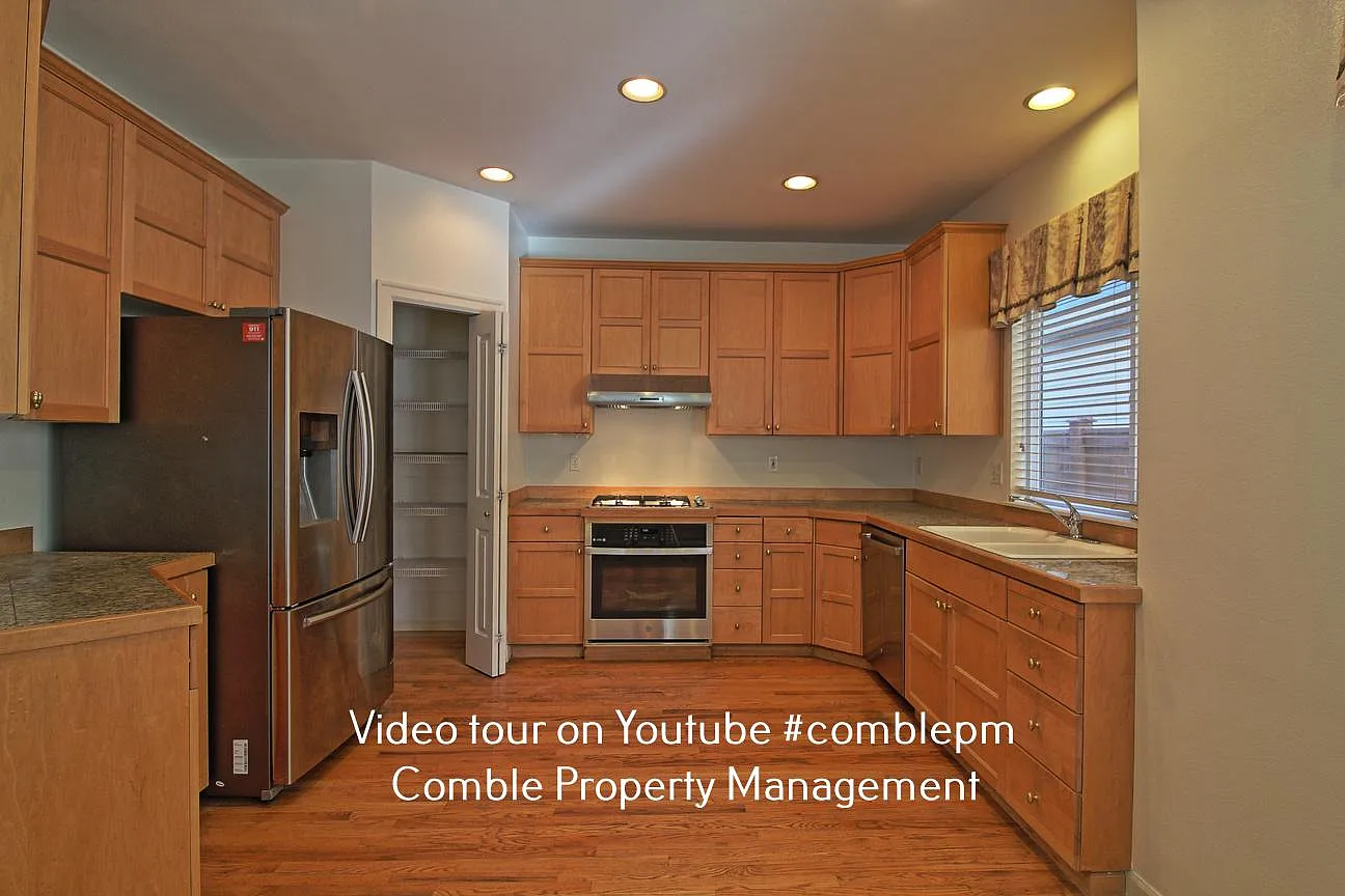 4 bed, 2.5 bath, 2520 sqft, $3,650 — Photo 2