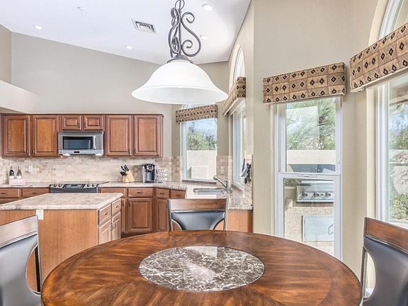 Kitchen & breakfast