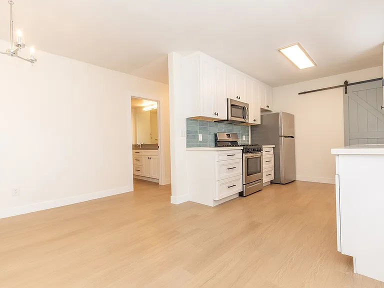 Remodeled 2 Bedroom/ 1 Bath Apartment Near Strand Beach in Oceanside! — Photo 2