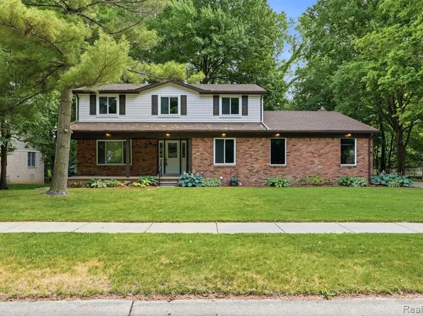 1880 Welling Dr, Troy, MI 48085