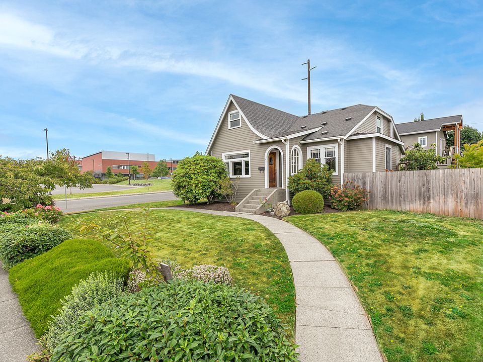 Welcoming craftsman style home waiting for you!