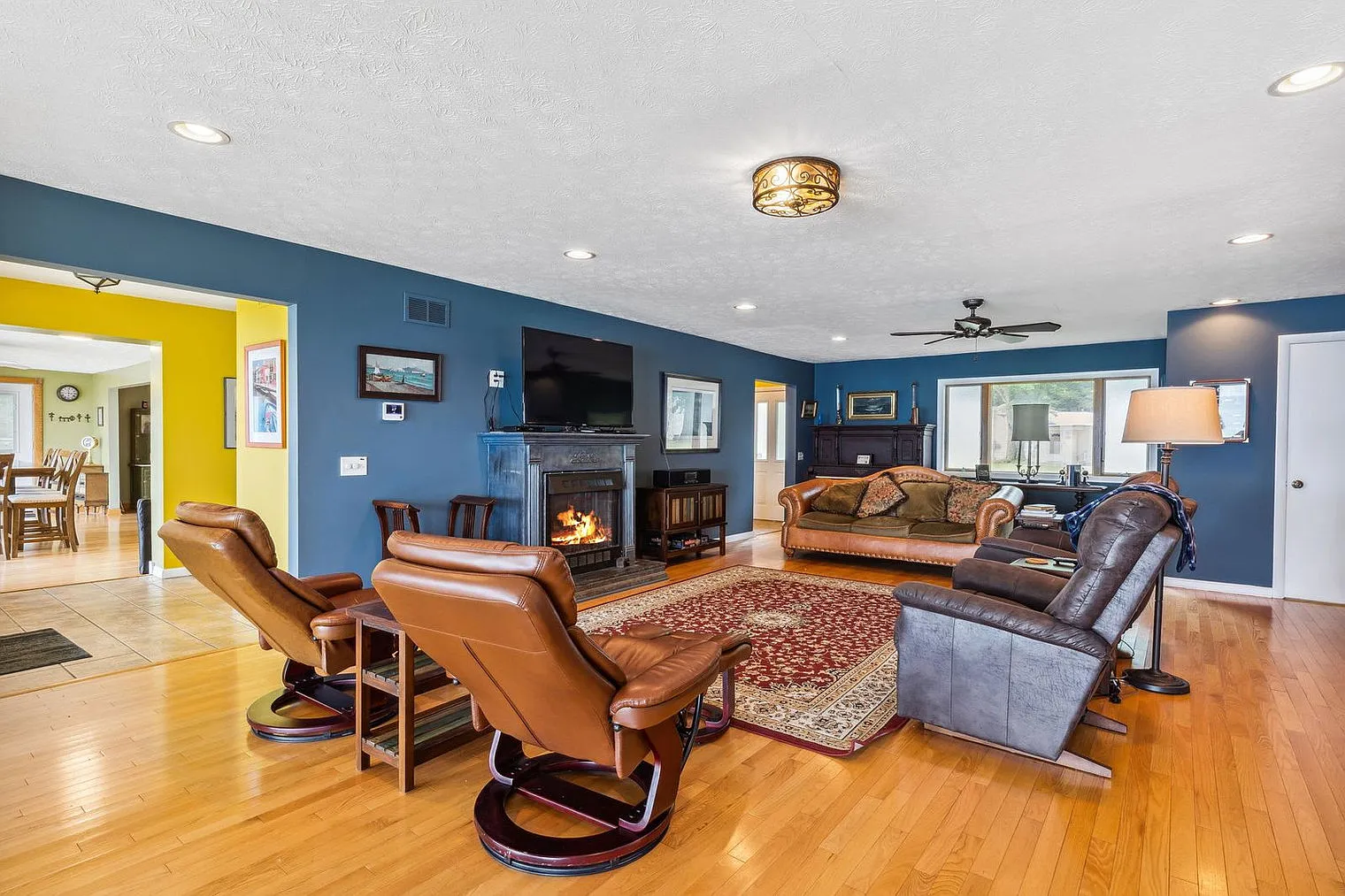 3 bed, 2.0 bath, 3476 sqft, $5,508 — Photo 2