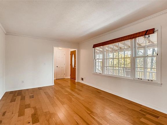 4th image of 775 Lakeshore Dr