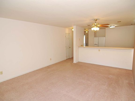 Dining Area/Kitchen Bar