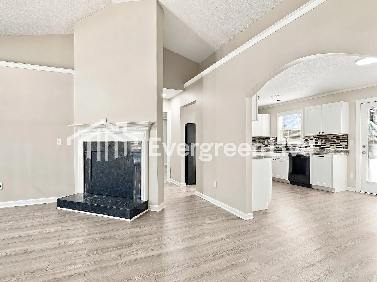 3 bed, 2.0 bath, 1400 sqft, $1,695 — Photo 3