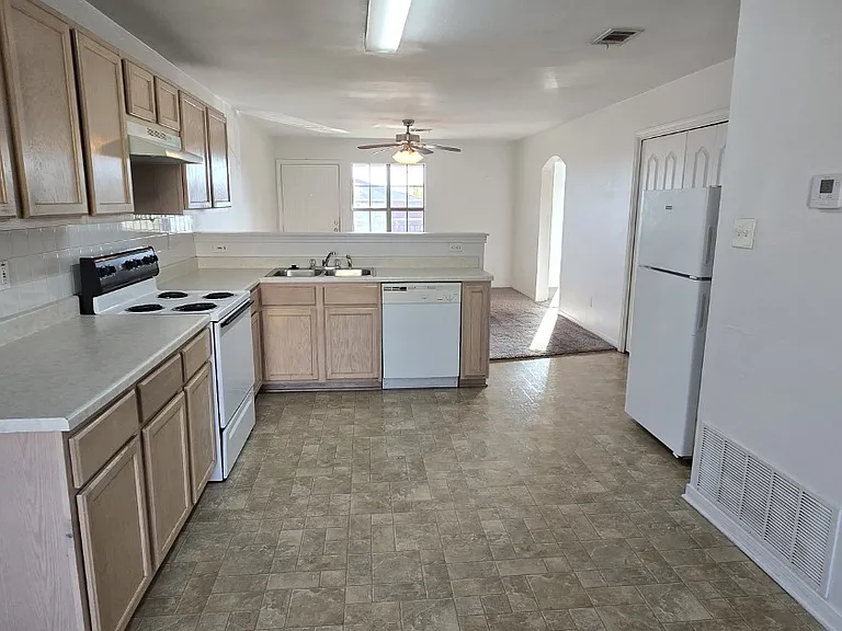 418 Brittney Way #D — Photo 7