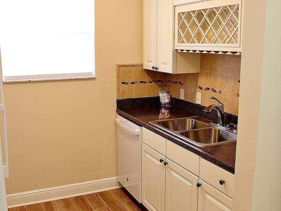 Gorgeous Fully Equipped Kitchen. All New Appliances. Wine Rack. Zebra Blind. Classic Tasteful Tile Work.